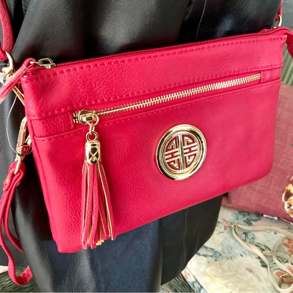 RED CROSSBODY w/MEDALLION / MESSENGER BAG⭐️ LIGHT WEIGHT- NEW CONDITION W/TAGS - Picture 2 of 14